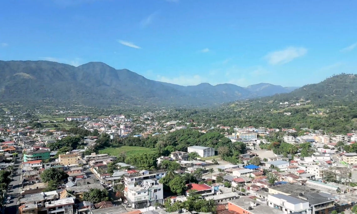 The town of Jarabacoa spread out under the Cordillera Central mountains