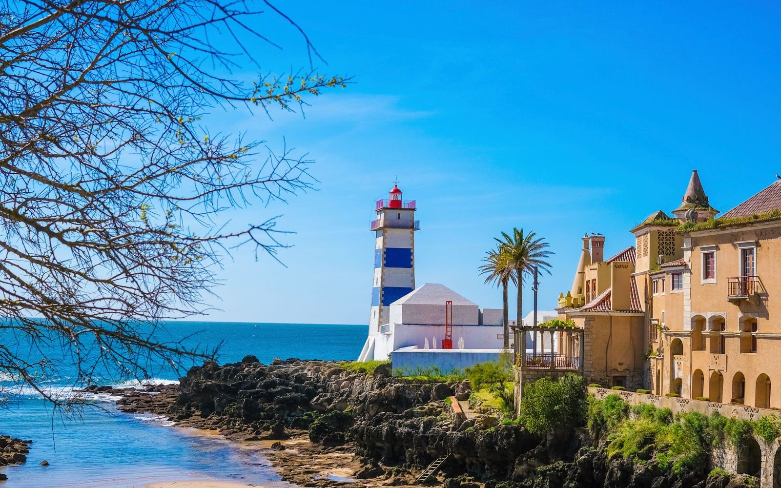 El faro de Santa Marta y la orilla del casco antiguo en Cascais