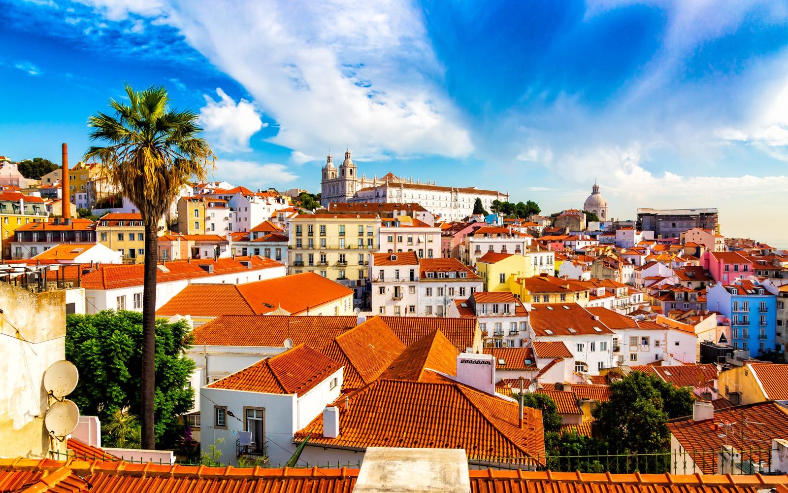 Tejados de Alfama y torres de iglesia sobre el casco antiguo de Lisboa