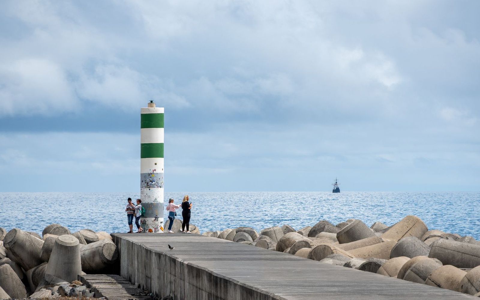 El faro al final del muelle del puerto de Funchal, Madeira