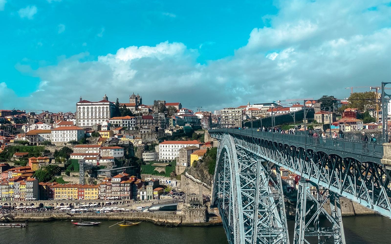 El puente Don Luis I y la ribera de la Ribeira en Oporto